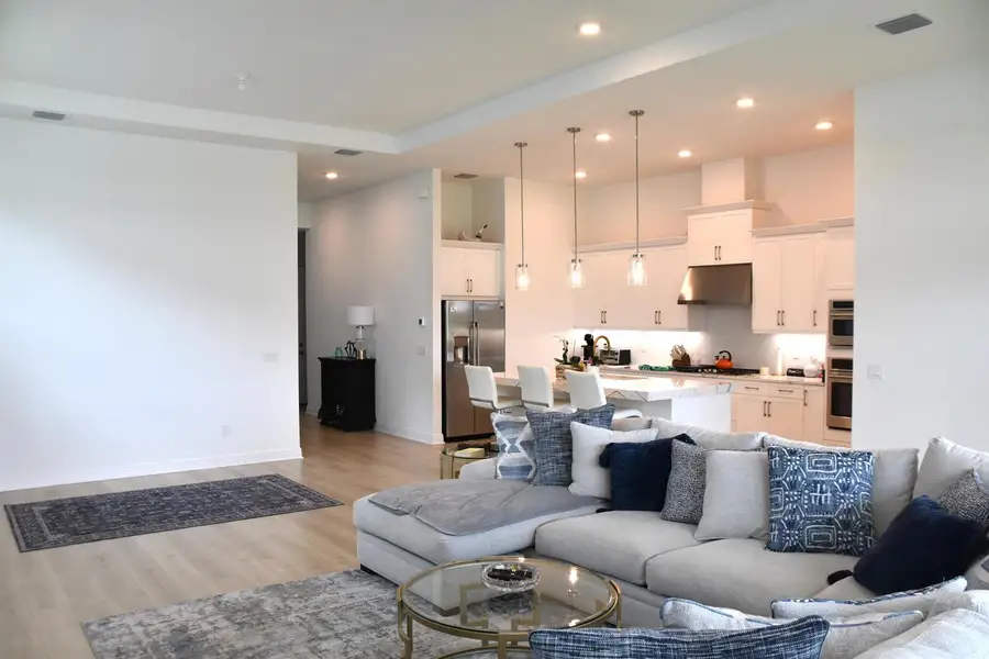 FAMILY ROOM/KITCHEN FAMILY ROOM/KITCHEN