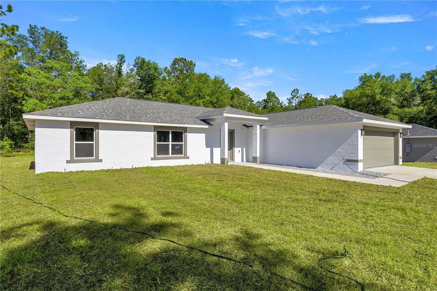 Exterior details and patio area of a home in , Dunnellon (Image 3).