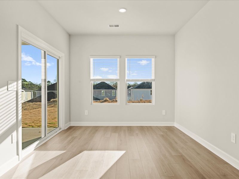 Spacious, unfurnished interior of a new home in Brayfield Manor - Signature Collection, Wellford (Image 7).