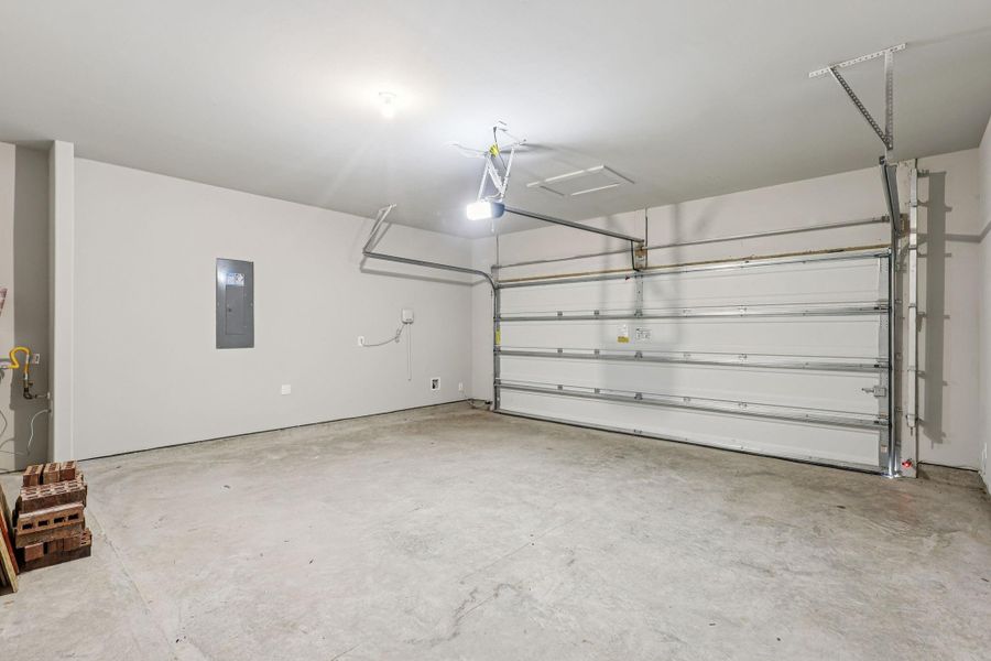 Spacious, unfurnished interior of a new home in Massey Oaks - Premier Series, Pearland (Image 25). Spacious, unfurnished interior of a new home in Massey Oaks - Premier Series, Pearland (Image 25).