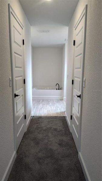 Spacious, unfurnished interior of a new home in Royal Highlands, Weeki Wachee (Image 11).