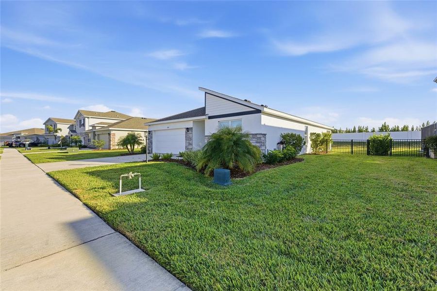 Exterior details and patio area of a home in , Bradenton (Image 29).