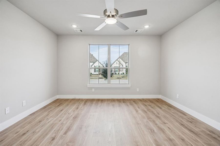 Spacious, unfurnished interior of a new home in Dove Hollow, Waxahachie (Image 16). Spacious, unfurnished interior of a new home in Dove Hollow, Waxahachie (Image 16).