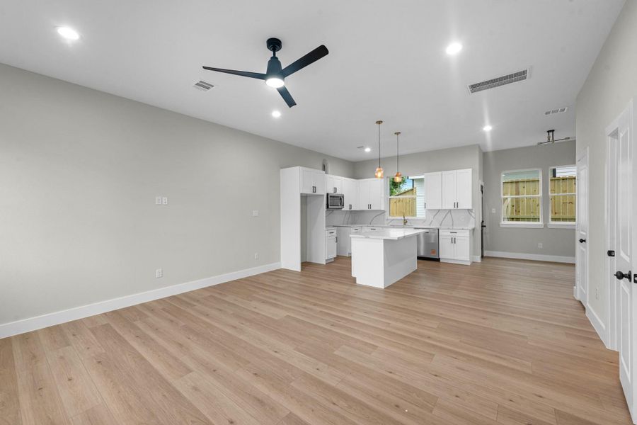 Spacious, unfurnished interior of a new home in , Houston (Image 12).