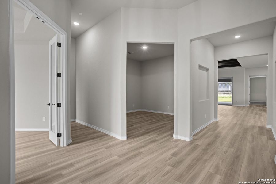 Spacious, unfurnished interior of a new home in Potranco Oaks, Castroville (Image 8).