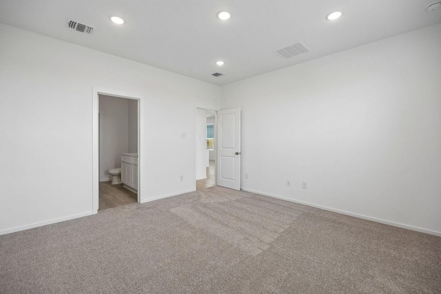 Spacious, unfurnished interior of a new home in Stokesbury, Waller (Image 28).
