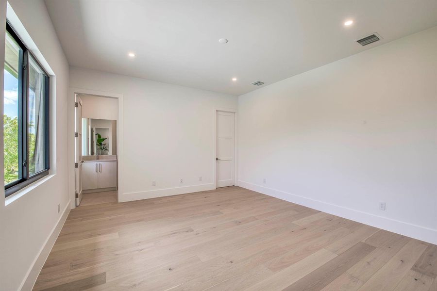Spacious, unfurnished interior of a new home in , Palm Beach Gardens (Image 18).
