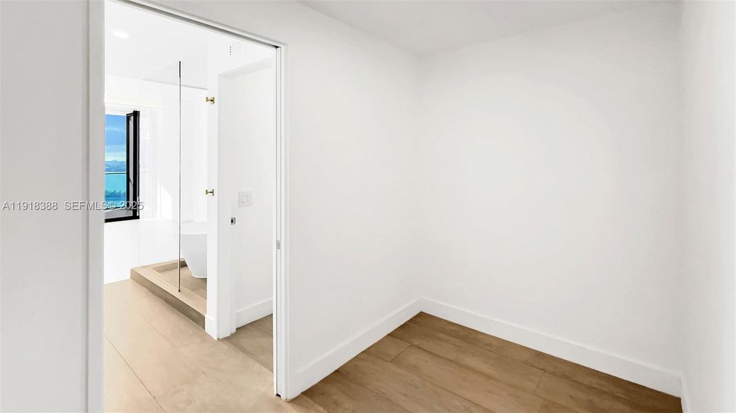 Spacious, unfurnished interior of a new home in Aria Reserve, Miami (Image 17).