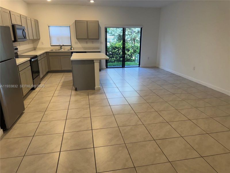 Spacious, unfurnished interior of a new home in , Pompano Beach (Image 8).