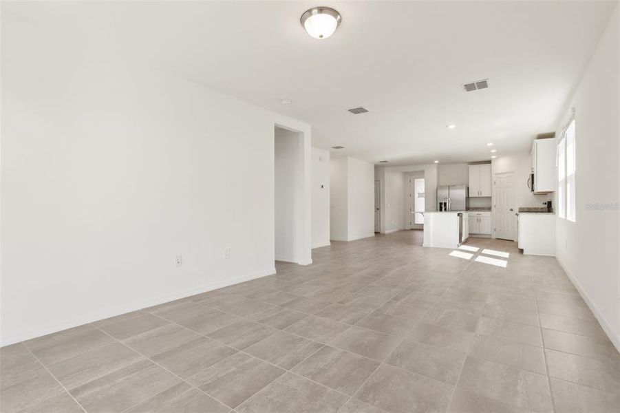 Spacious, unfurnished interior of a new home in Springs at Lake Alfred - Signature Series, Lake Alfred (Image 29).