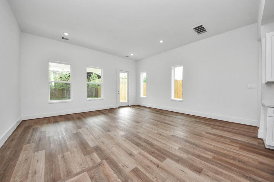 Spacious, unfurnished interior of a new home in , Houston (Image 24).