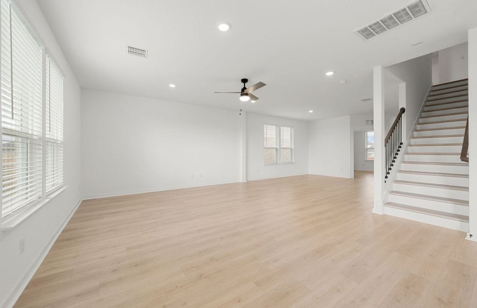 Spacious, unfurnished interior of a new home in Sunfield, Buda (Image 31).