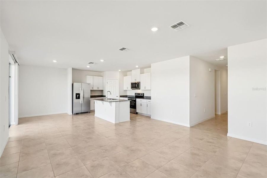 Spacious, unfurnished interior of a new home in , Poinciana (Image 18).