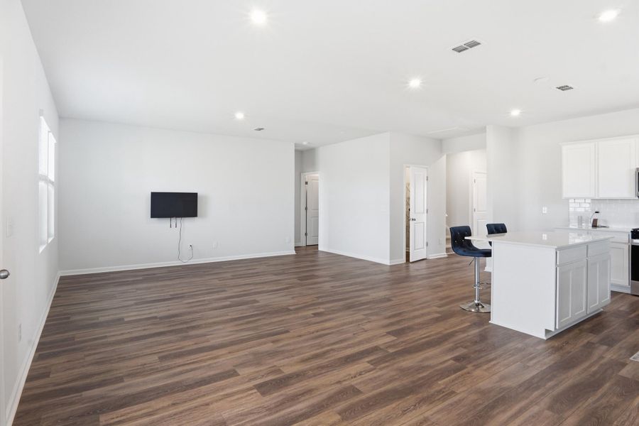 Spacious, unfurnished interior of a new home in Sanctuary Cove at Cane Bay, Summerville (Image 47).