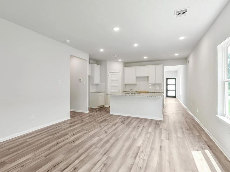 Spacious, unfurnished interior of a new home in Caney Creek Place, Conroe (Image 22).