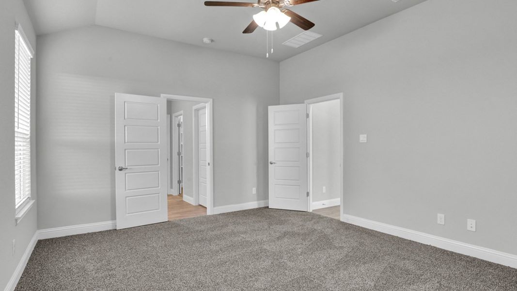 Spacious, unfurnished interior of a new home in Eagle Creek, Denton (Image 18).