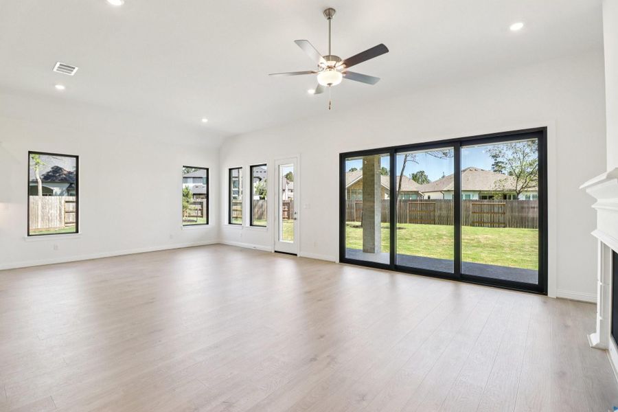 Spacious, unfurnished interior of a new home in Evergreen 60', Conroe (Image 19).