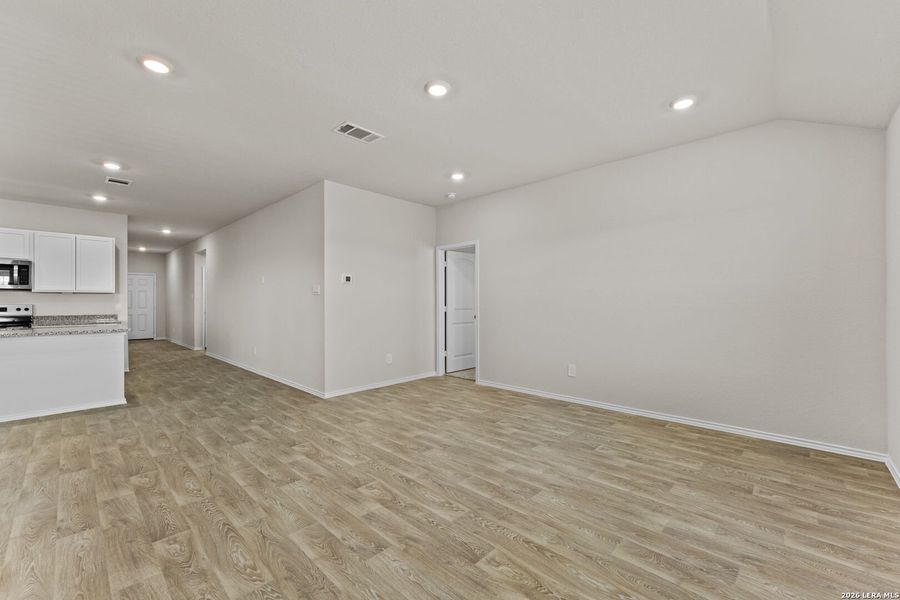 Spacious, unfurnished interior of a new home in Swenson Heights, Seguin (Image 17).