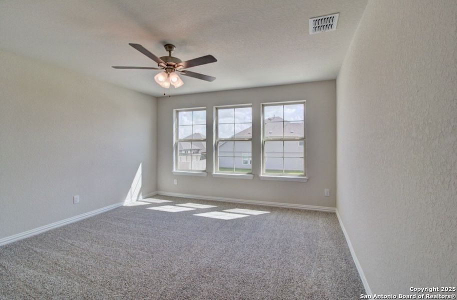 Spacious, unfurnished interior of a new home in Dauer Ranch, New Braunfels (Image 15).