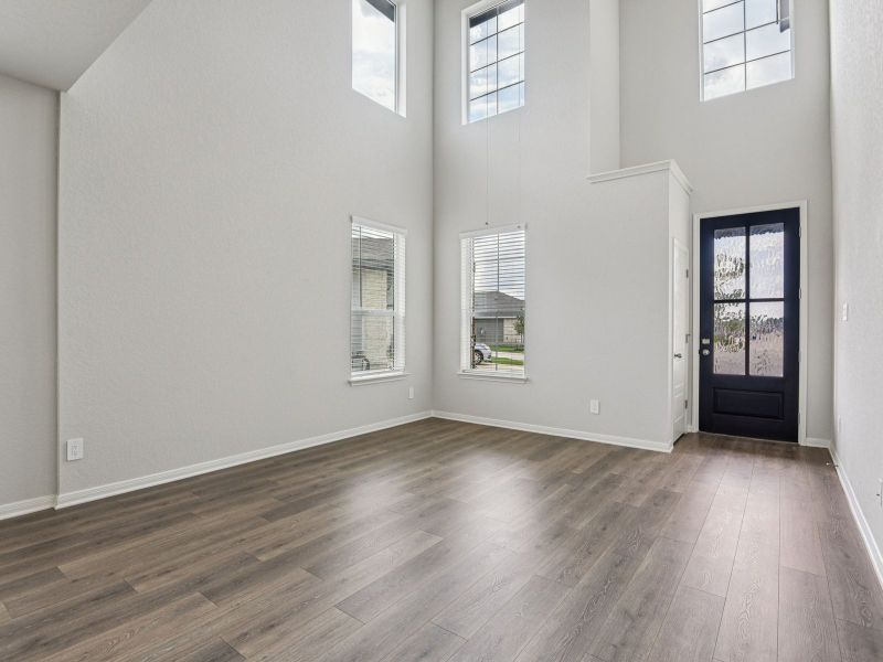 Spacious, unfurnished interior of a new home in Remington Ranch, San Antonio (Image 17).
