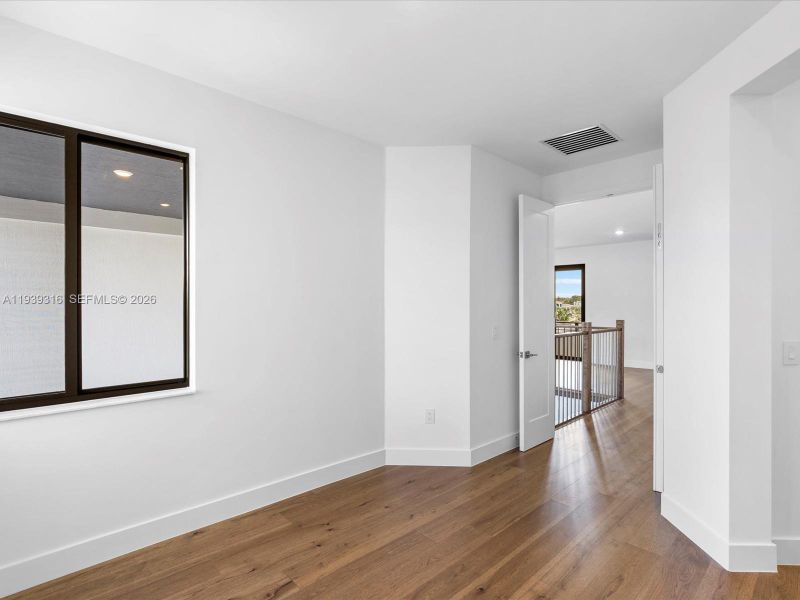 Spacious, unfurnished interior of a new home in , Miami (Image 73).