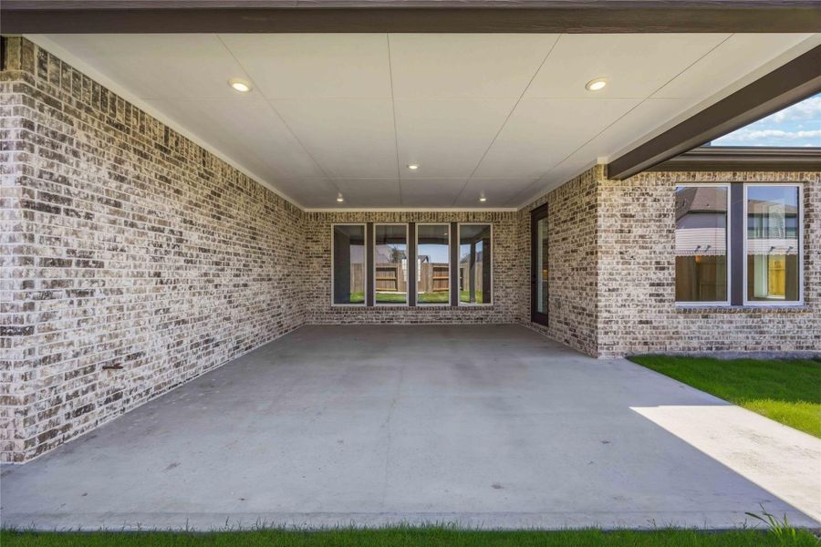 Exterior details and patio area of a home in Valencia, Manvel (Image 3).