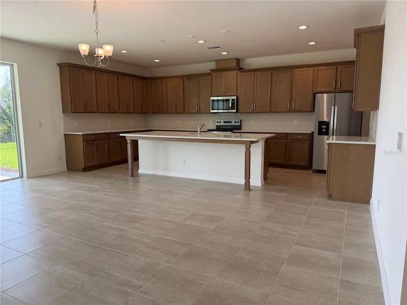 Spacious, unfurnished interior of a new home in , Deland (Image 9).