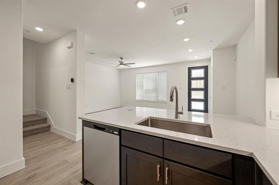 2544 Campden Mews-010