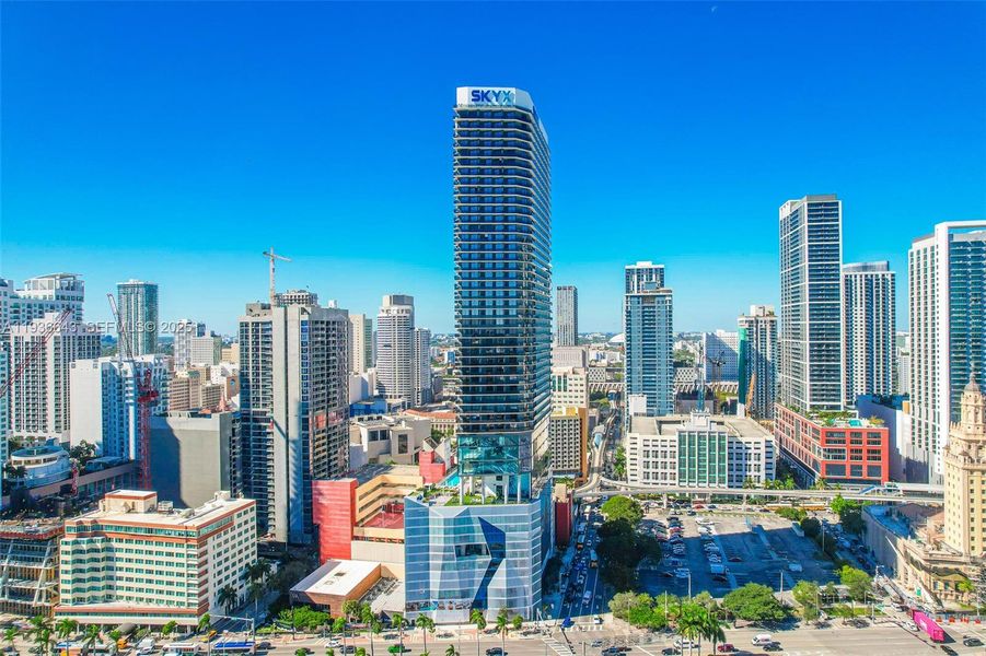 Condo located in Miami, FL showcasing its design and architecture (Image 27).