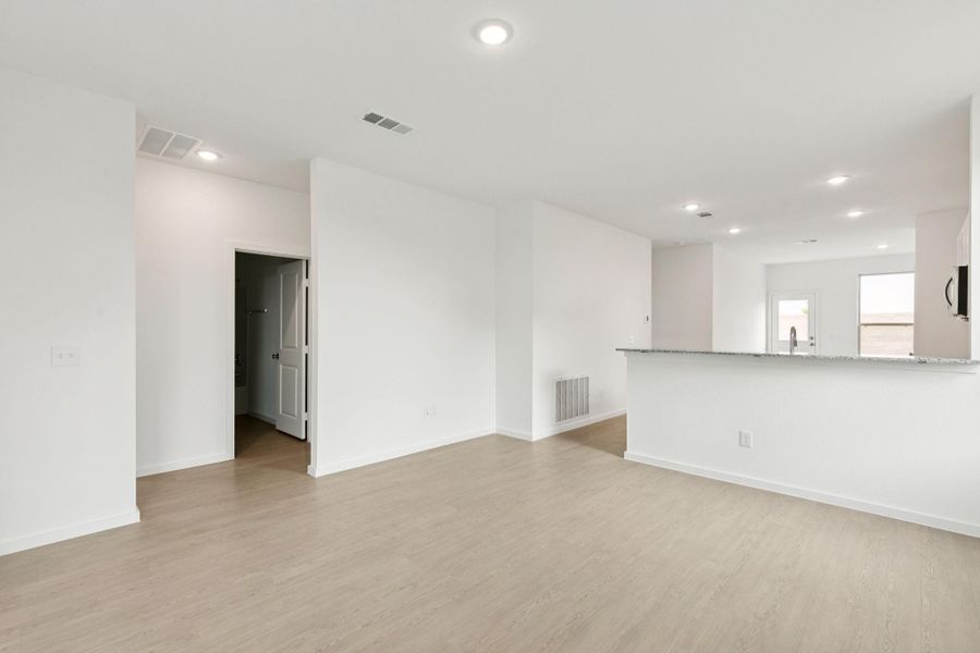 Spacious, unfurnished interior of a new home in River Ranch, Dayton (Image 14).