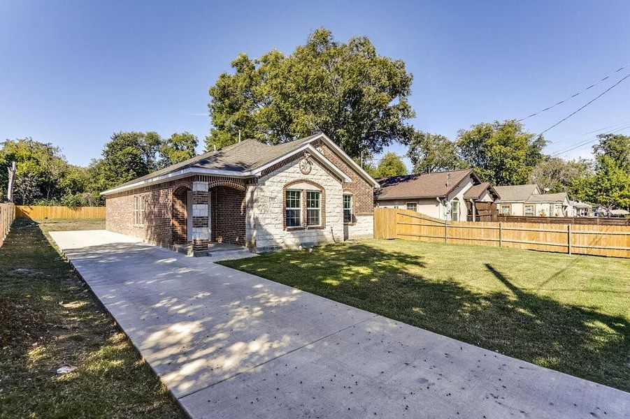 View of front of house featuring a front yard