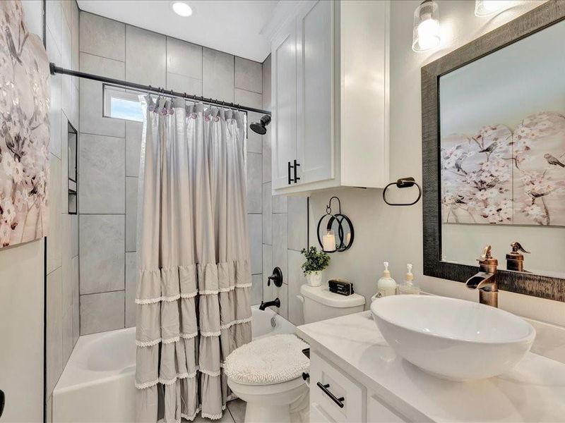 Furnished interior view inside a new home in , Diboll (Image 26).