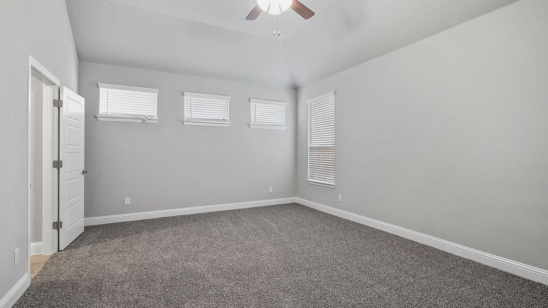 Spacious, unfurnished interior of a new home in Eagle Creek, Denton (Image 20).