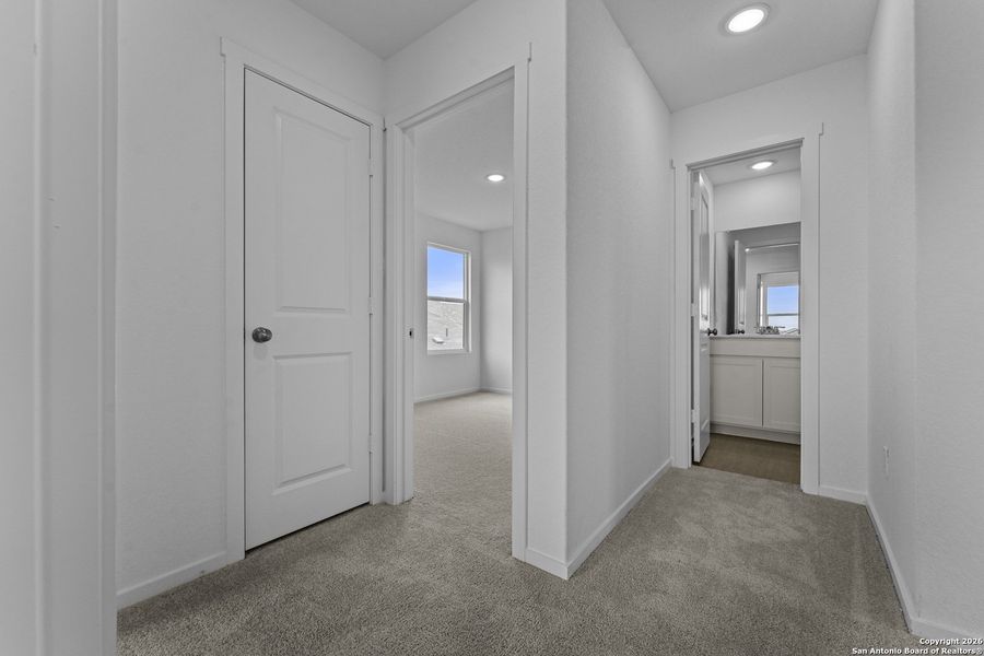 Spacious, unfurnished interior of a new home in Voss Farms, New Braunfels (Image 21).