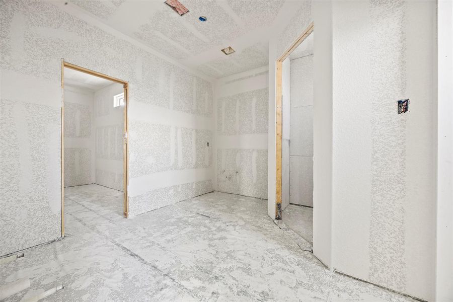 Spacious, unfurnished interior of a new home in , Salado (Image 5).