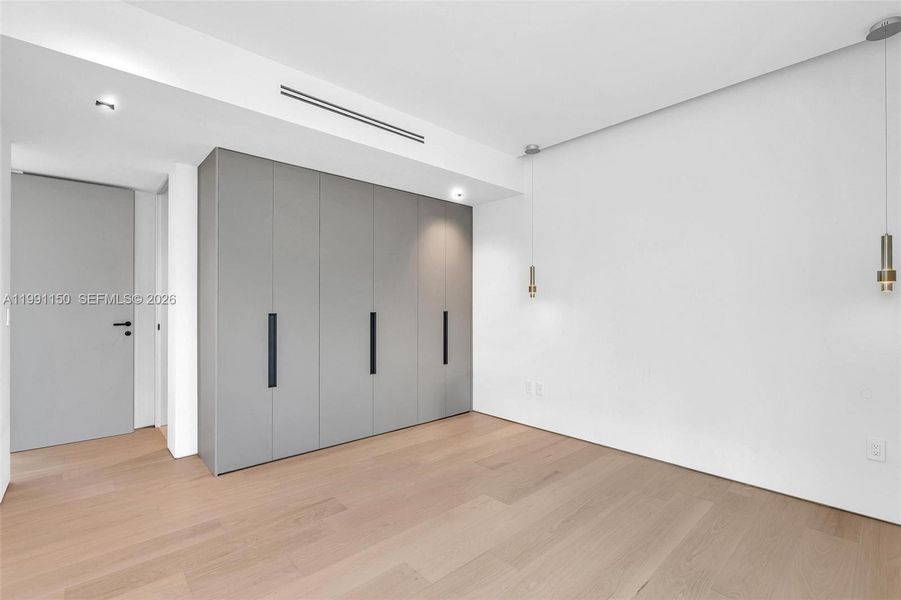 Spacious, unfurnished interior of a new home in , Miami Beach (Image 13).