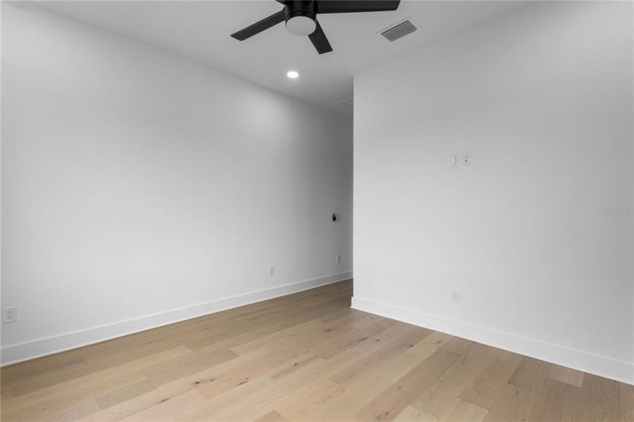 Spacious, unfurnished interior of a new home in , Tampa (Image 52).
