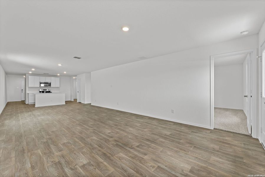 Spacious, unfurnished interior of a new home in Avenida, Converse (Image 11).