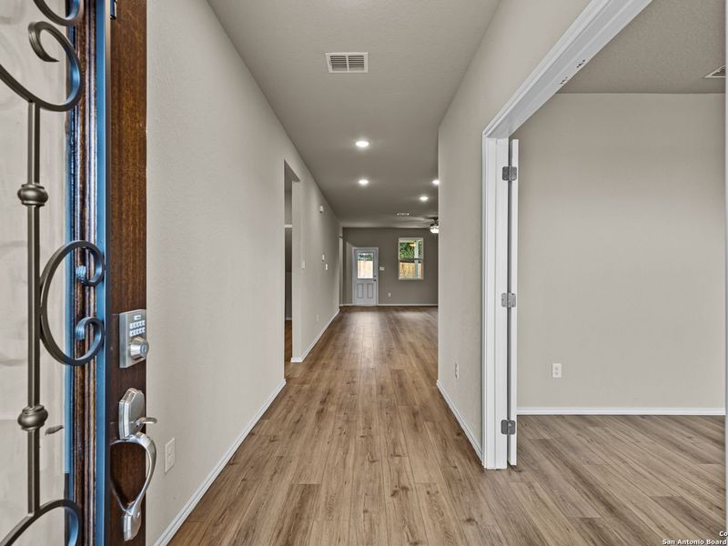 Spacious, unfurnished interior of a new home in Royal Crest, San Antonio (Image 14).