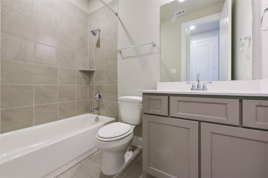 Furnished interior view inside a new home in Evergreen 50', Conroe (Image 7).