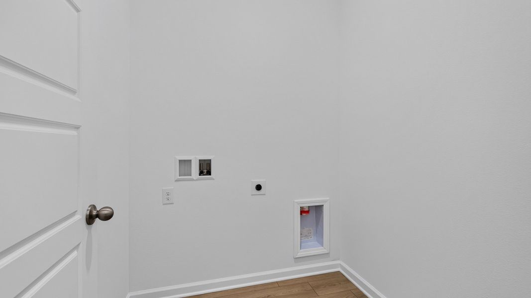 Representative unfurnished interior of a home built from the Alden by D.R. Horton in Broward Key, Jacksonville (Image 25).