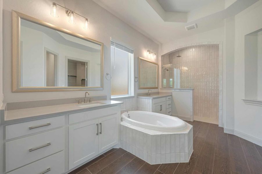 The Maidstone - Owner's Bath The Maidstone - Owner's Bath