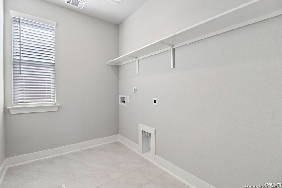Spacious, unfurnished interior of a new home in Thomas Pond, San Antonio (Image 19). Spacious, unfurnished interior of a new home in Thomas Pond, San Antonio (Image 19).