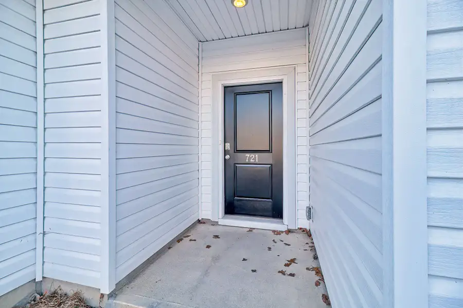 Exterior details and patio area of a home in Emanuel Creek, West Columbia (Image 3).