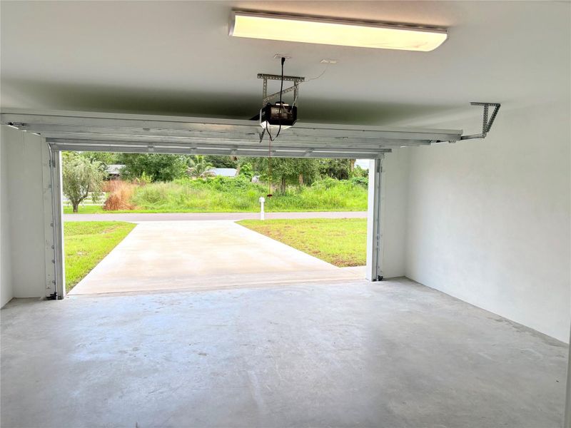 Spacious, unfurnished interior of a new home in , Okeechobee (Image 27).