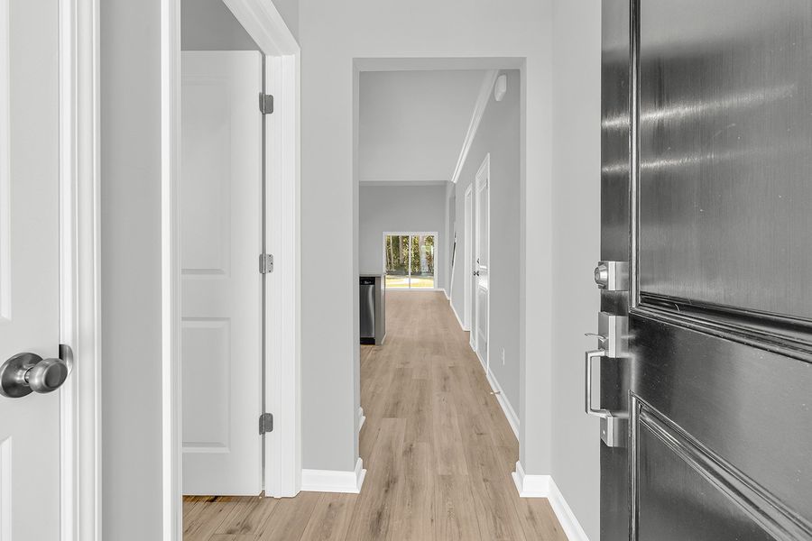 Spacious, unfurnished interior of a new home in Central Creek, Goose Creek (Image 15).