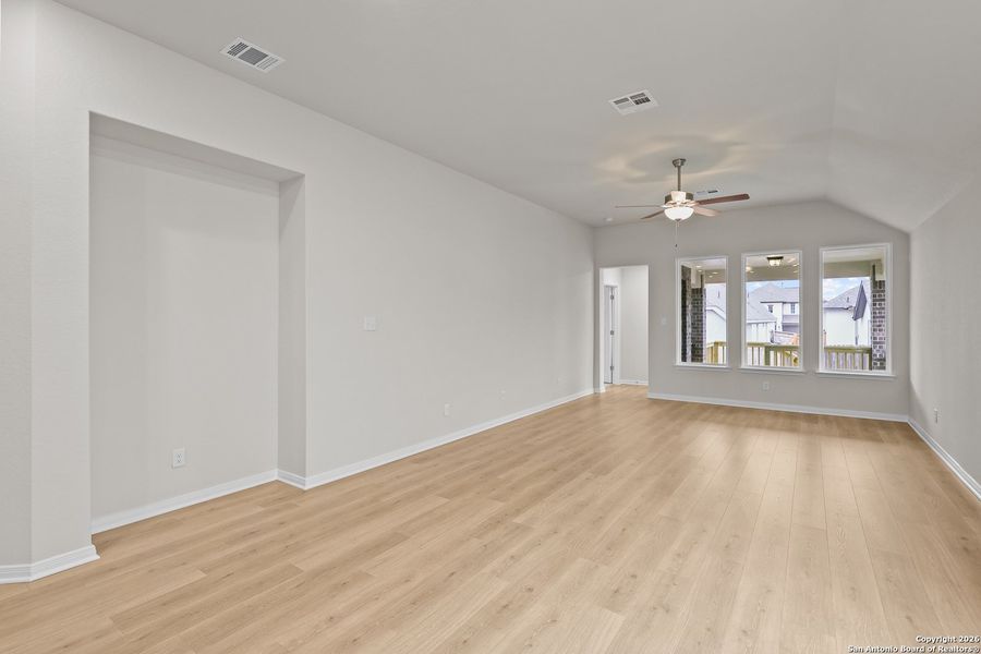 Spacious, unfurnished interior of a new home in Veramendi, New Braunfels (Image 15).