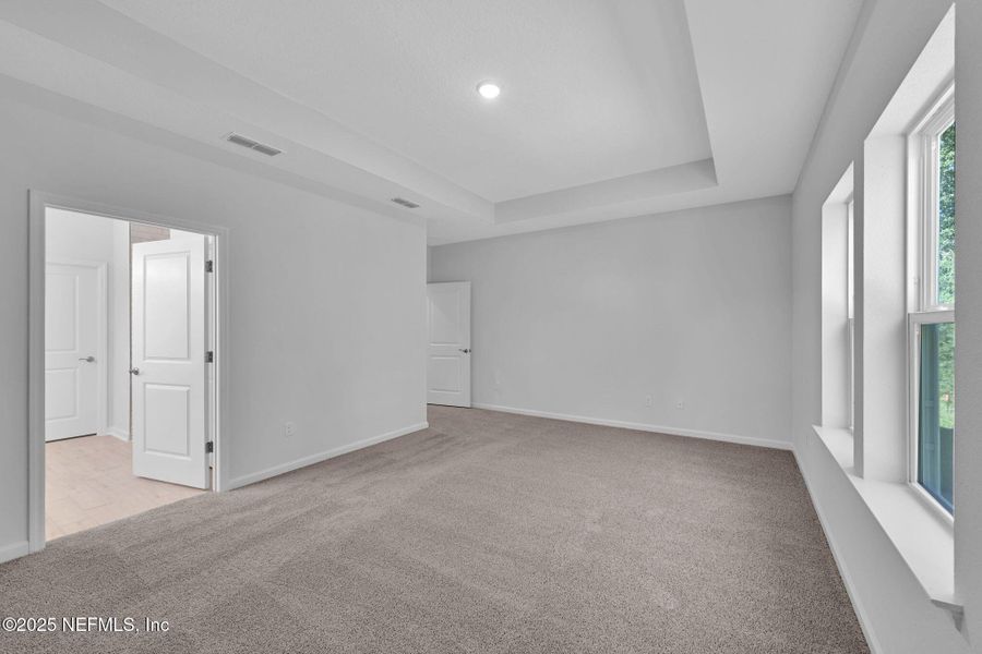 Spacious, unfurnished interior of a new home in McGirt's Creek, Yulee (Image 16).