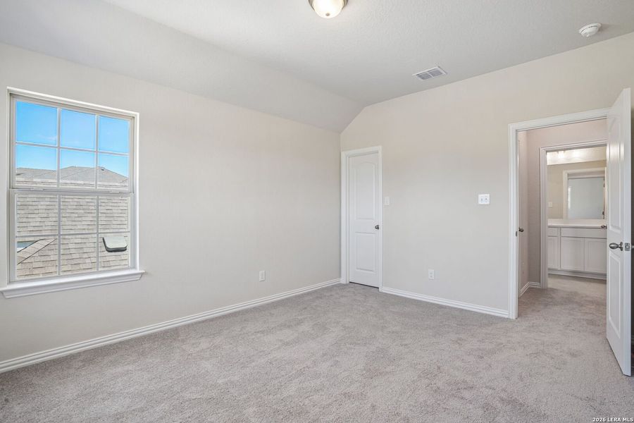Spacious, unfurnished interior of a new home in Meyer Ranch - Enclave, New Braunfels (Image 31).