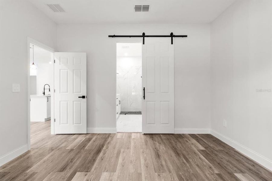 Spacious, unfurnished interior of a new home in , Dunnellon (Image 25).